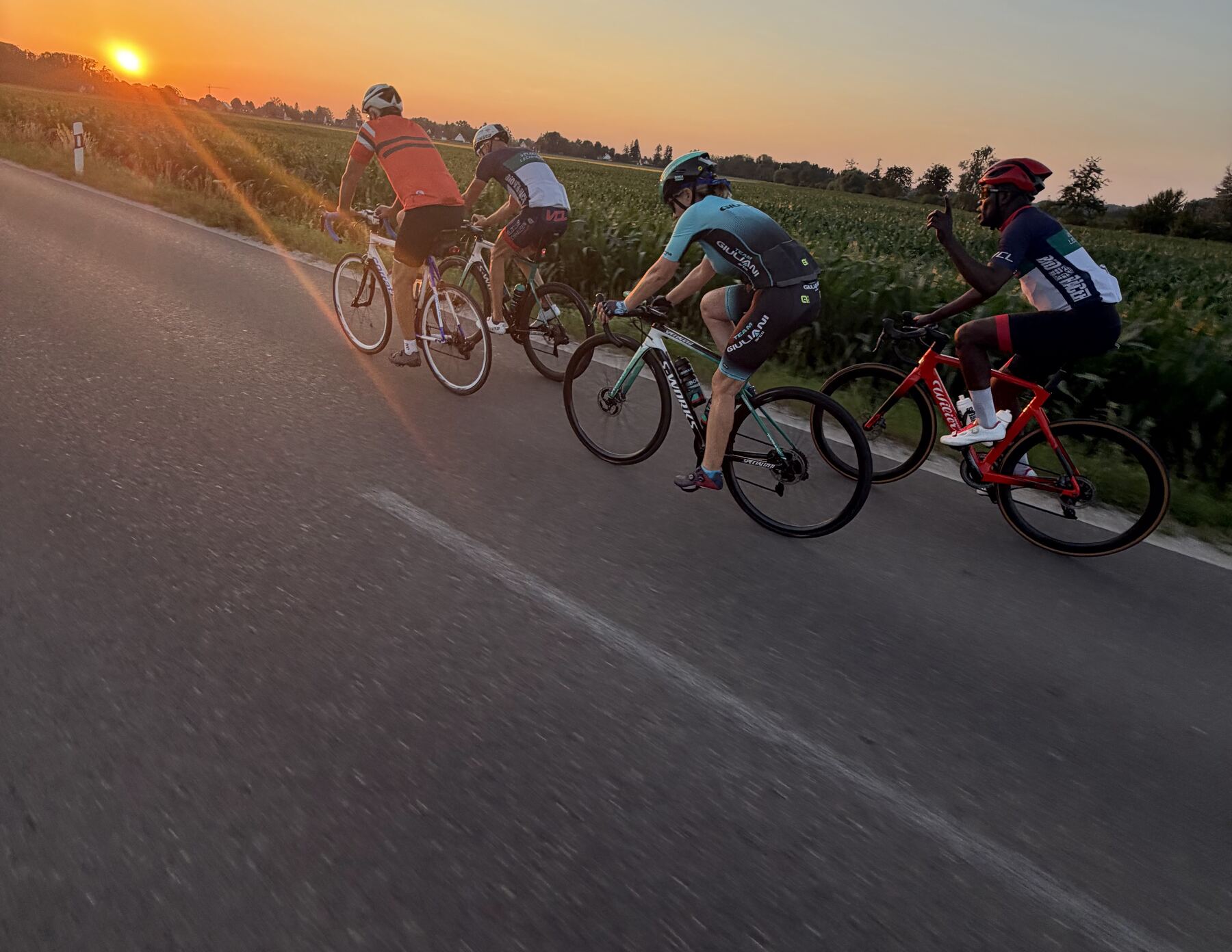 Vereinsmitglieder auf der Abendrunde bei Sonnenuntergang