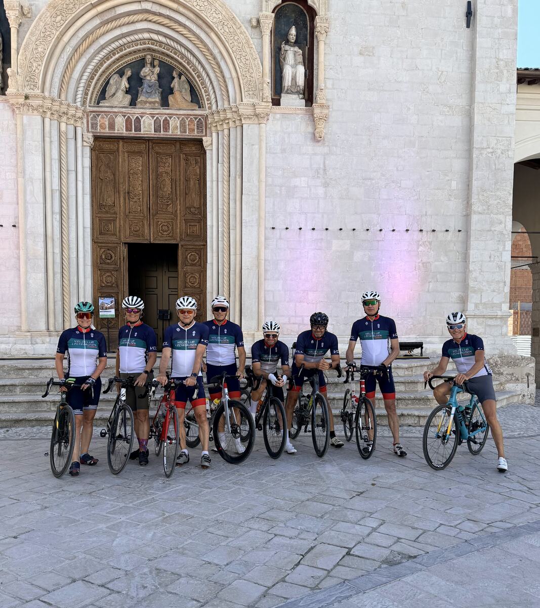 Die Gruppe des Vereins mit ihren Rädern vor einer Kirche während der Urlaubsfahrt